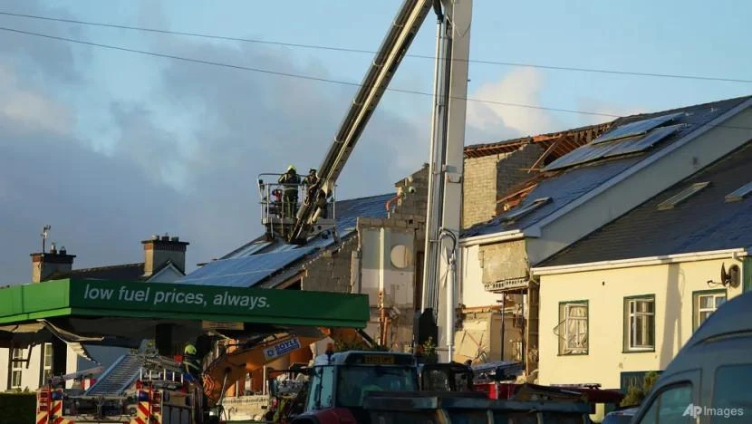 Vụ nổ ở trạm xăng Applegreen làm sập các căn hộ lân cận. Ảnh: AFP