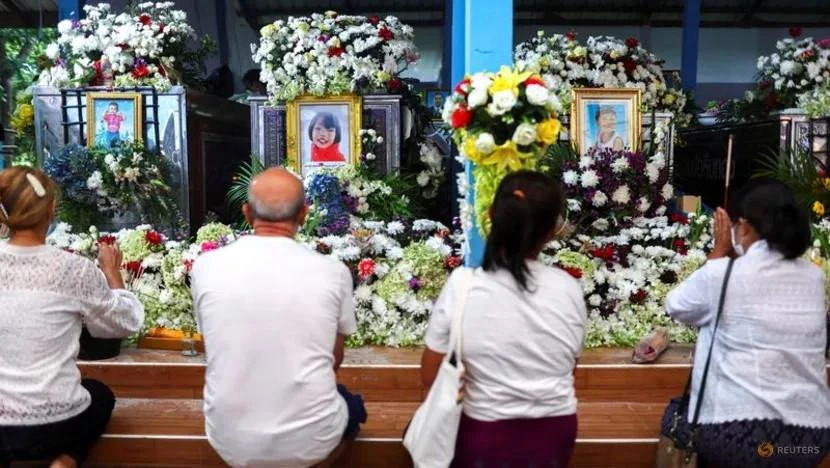 Người dân Thái Lan cầu nguyện cho những nạn nhân tại chùa Wat Si Uthai, huyện Wang Saphung, tỉnh Loei, đông bắc Thái Lan ngày 10-10 sau vụ xả súng kinh hoàng ở Thái Lan. Ảnh: REUTERS