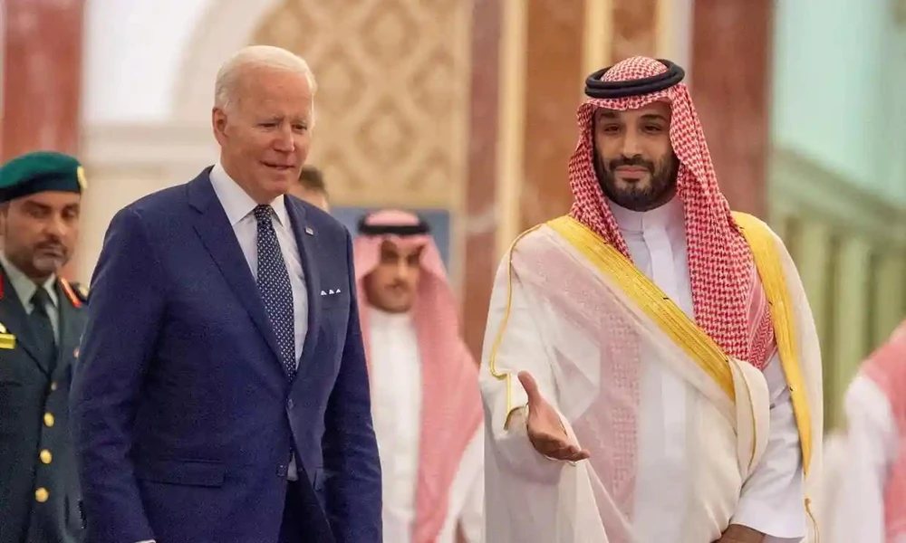 Tổng thống Mỹ Joe Biden (trái) và Thái tử Saudi Arabia - ông Mohammed bin Salman tại Cung điện Al-Salam, thành phố Jeddah (Saudi Arabia) vào tháng 7. Ảnh: REUTERS
