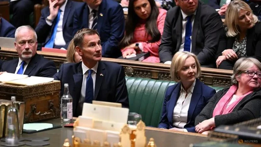 Tân Bộ trưởng Tài chính Anh Jeremy Hunt (giữa) ngồi cạnh Thủ tướng Liz Truss tại Hạ viện Anh ở thủ đô London ngày 17-10. Ảnh: REUTERS Tân Bộ trưởng Tài chính Anh Jeremy Hunt (giữa) ngồi cạnh Thủ tướng Liz Truss tại Hạ viện Anh ở thủ đô London ngày 17-10. Ảnh: REUTERS
