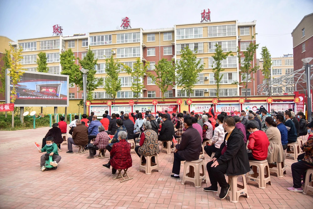 Người dân Trung Quốc xem truyền hình trực tiếp phiên khai mạc Đại hội đảng Cộng sản TQ lần thứ 20 tại thành phố Liêu Thành, tỉnh Sơn Đông (TQ). Ảnh: AFP