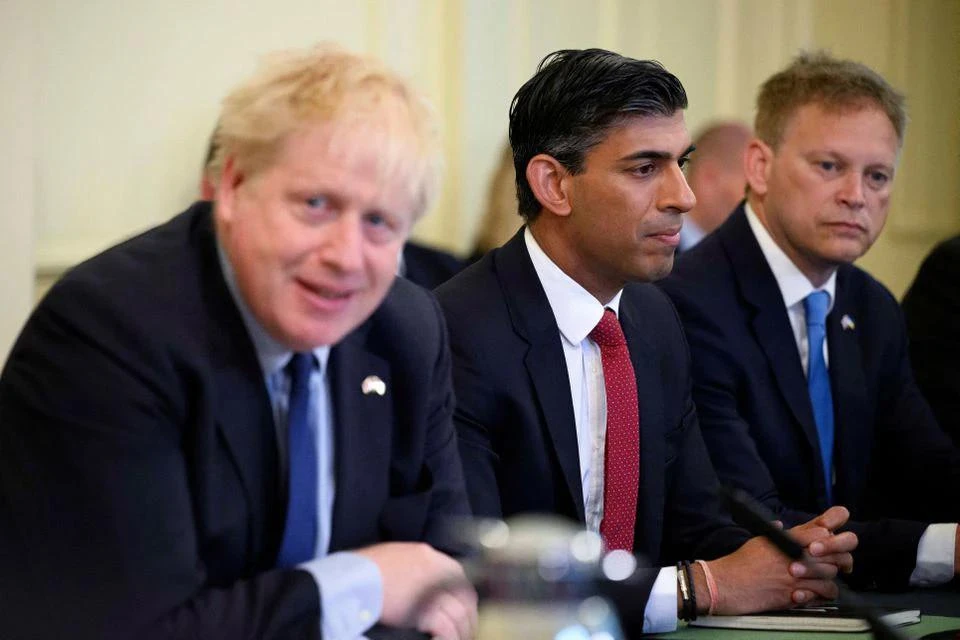 Ông Boris Johnson (trái) và ông Rishi Sunak (giữa) ở dinh Thủ tướng Anh, số 10 Phố Downing, thủ đô London (Anh) ngày 7-6. Ảnh: REUTERS