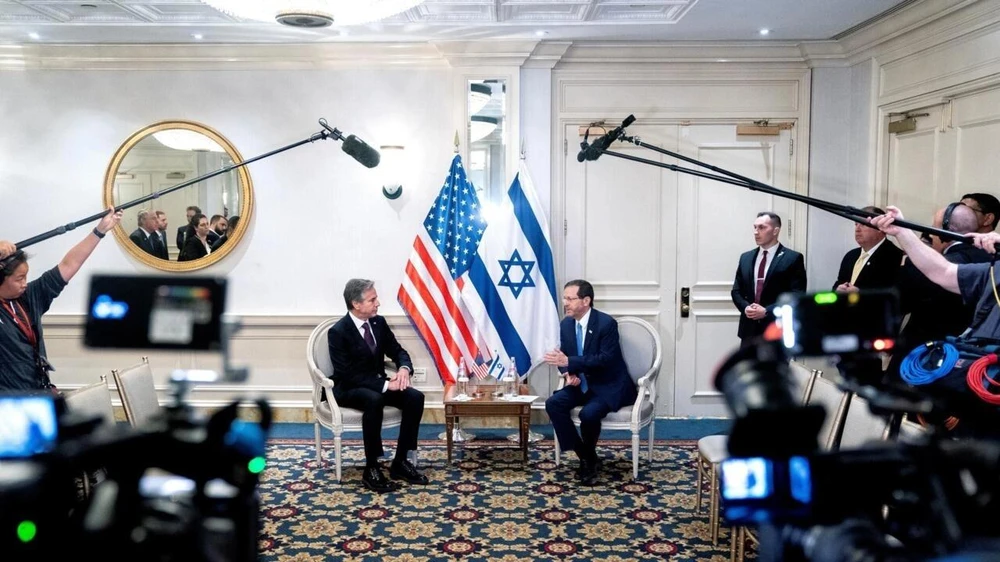 Ngoại trưởng Mỹ Antony Blinken (trái) gặp Tổng thống Israel - ông Isaac Herzog tại thủ đô Washington D.C. (Mỹ) ngày 25-10. Ảnh: AFP