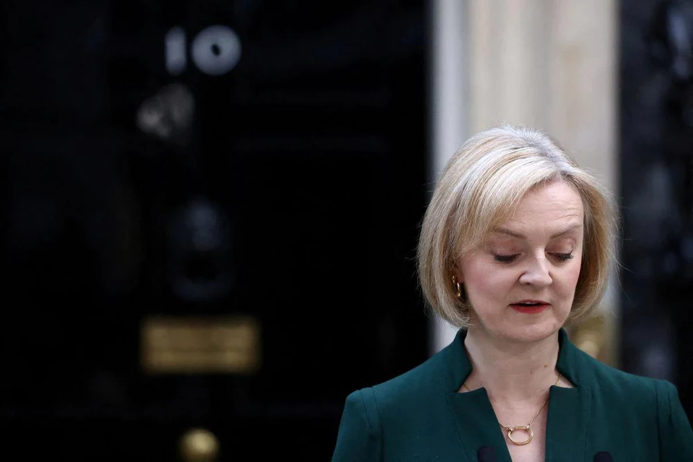 Bà Liz Truss phát biểu lần cuối trên cương vị thủ tướng Anh, bên ngoài dinh thủ tướng tại Số 10 Phố Downing, thủ đô London 25-10. Ảnh: REUTERS Bà Liz Truss phát biểu lần cuối trên cương vị thủ tướng Anh, bên ngoài dinh thủ tướng tại Số 10 Phố Downing, thủ đô London 25-10. Ảnh: REUTERS