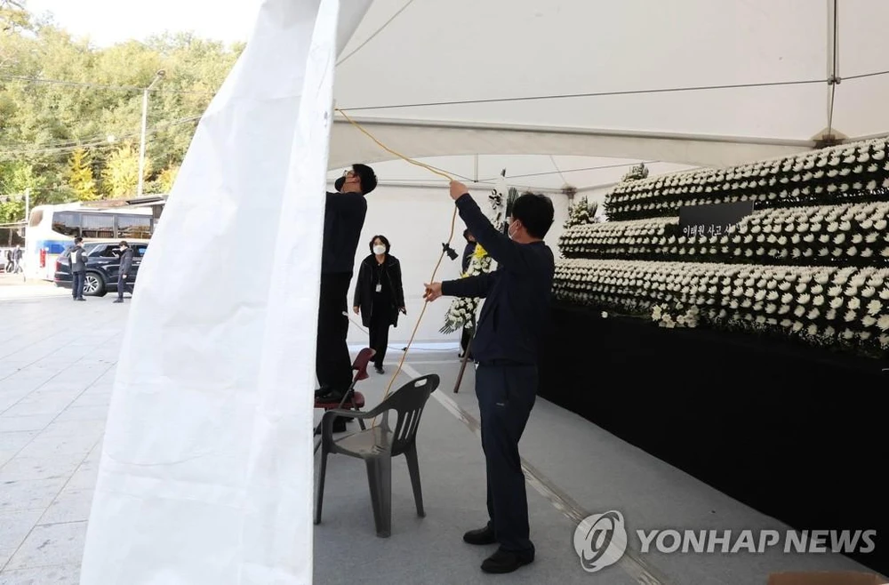 Ngày 31-10 lực lượng chức năng lập bàn thờ tưởng niệm chung cho các nạn nhân của vụ giẫm đạp Halloween ở quận Itaewon. Ảnh: YONHAP
