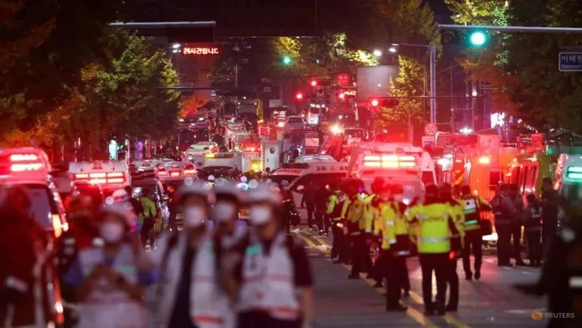 Các đội cứu hộ làm việc tại hiện trường thảm kịch giẫm đạp trong lễ hội Halloween ở thủ đô Seoul (Hàn Quốc) ngày 30-10. Ảnh: REUTERS