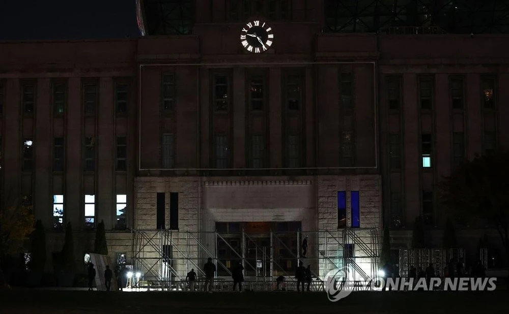 Tối 30-10 lực lượng chức năng thiết lập khu tưởng niệm phía trước Tòa thị chính Seoul để tưởng niệm các nạn nhân qua đời sau vụ giẫm đạp. Ảnh: YONHAP