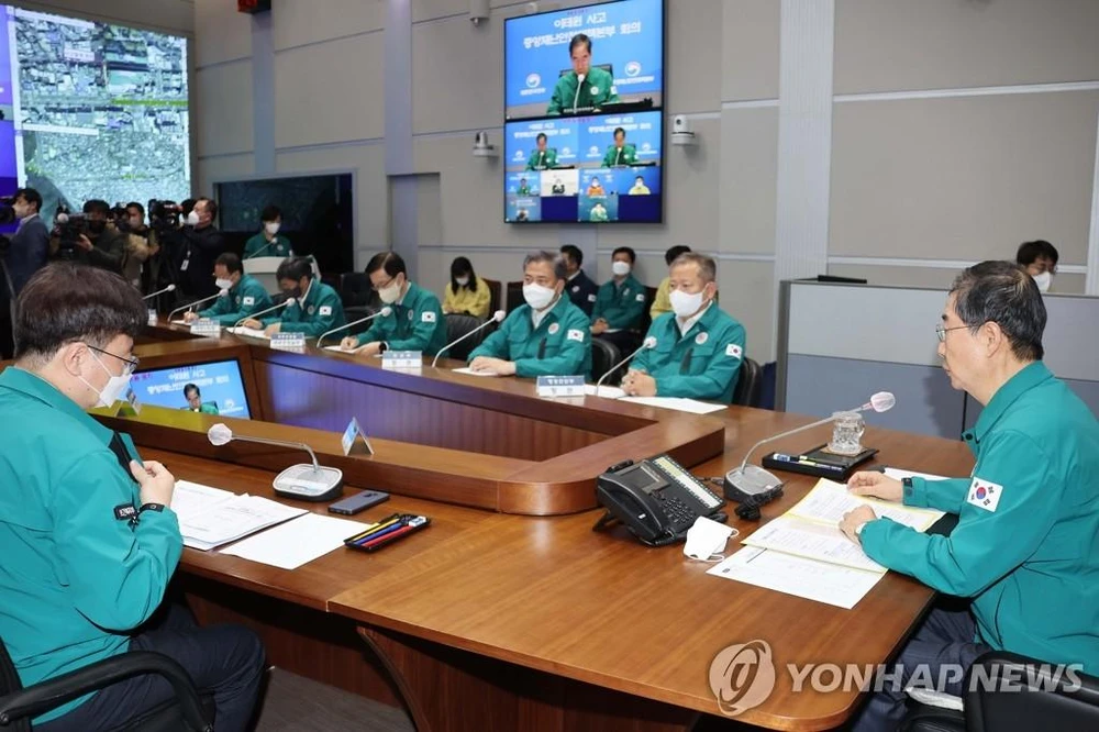 Thủ tướng Han Duck-soo chủ trì cuộc họp tại khu phức hợp chính phủ ở thủ đô Seoul vào ngày 31-10 để bàn về vụ giẫm đạp chết người trong lễ Halloween. Ảnh: YONHAP