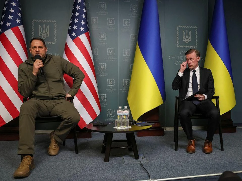 Cố vấn An ninh Quốc gia Mỹ Jake Sullivan (phải) và Chánh văn phòng tổng thống - ông Andriy Yermak tham dự một cuộc họp báo tại thủ đô Kiev 4-11. Ảnh: REUTERS