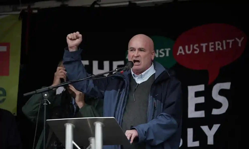 Ông Mick Lynch -Tổng thư ký của Liên minh Công nhân Đường sắt, Hàng hải và Vận tải Quốc gia Anh (RMT) phát biểu tại cuộc biểu tình ở Quảng trường Trafalgar, thủ đô London ngày 5-11. Ảnh: PA Ông Mick Lynch -Tổng thư ký của Liên minh Công nhân Đường sắt, Hàng hải và Vận tải Quốc gia Anh (RMT) phát biểu tại cuộc biểu tình ở Quảng trường Trafalgar, thủ đô London ngày 5-11. Ảnh: PA