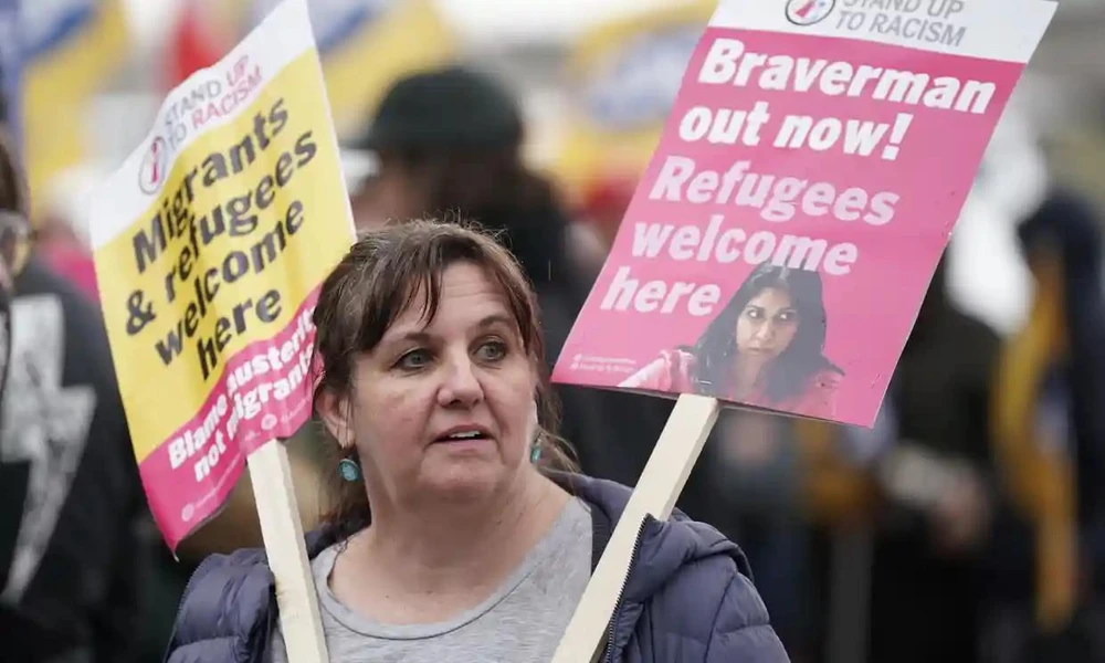 Người biểu tình chống phân biệt chủng tộc yêu cầu cách chức Bộ Trưởng Nội vụ Suella Braverman trong cuộc biểu tình ngày 5-11 ở thủ đô London. Ảnh: PA Người biểu tình chống phân biệt chủng tộc yêu cầu cách chức Bộ Trưởng Nội vụ Suella Braverman trong cuộc biểu tình ngày 5-11 ở thủ đô London. Ảnh: PA