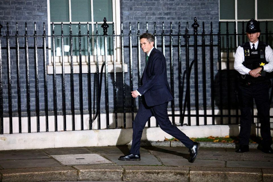 Ông Gavin Williamson bên ngoài dinh Thủ tướng Anh ở Số 10 Phố Downing, thủ đô London ngày 25-10. Ảnh: REUTERS