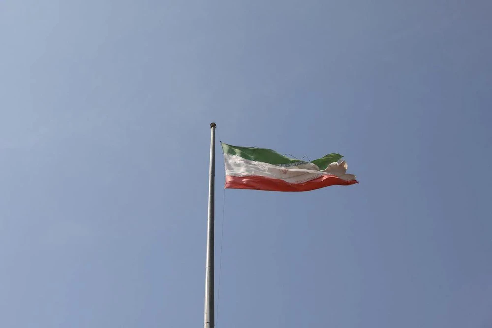 Quốc kỳ Iran tung bay trên nhà tù Evin, phía bắc thủ đô Tehran ngày 17-10. Ảnh: REUTERS