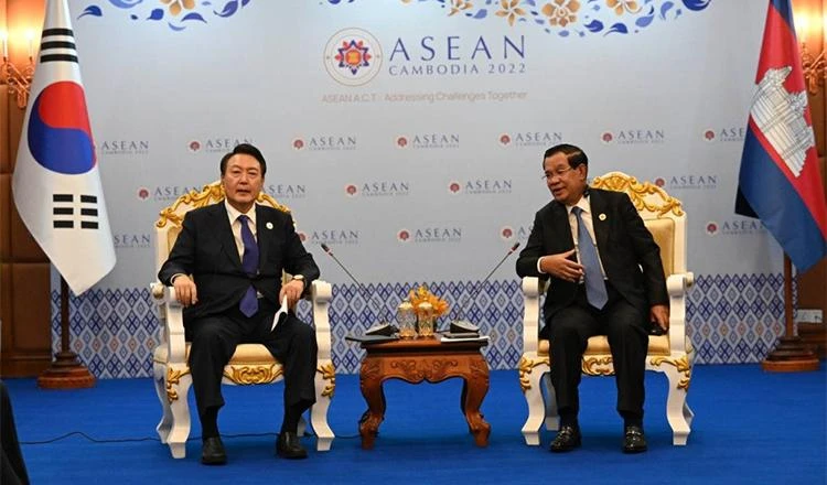 Tổng thống Hàn Quốc Yoon Suk-yeol đang ở thủ đô Phnom Penh để tham dự Hội nghị Cấp cao ASEAN - Hàn Quốc lần thứ 23, Hội nghị Cấp cao ASEAN+3 lần thứ 25 và Hội nghị Cấp cao Đông Á lần thứ 17. Trong ảnh gồm ông Yoon (trái) và Thủ tướng Campuchia Hun Sen. Ảnh: KHMERTIMES