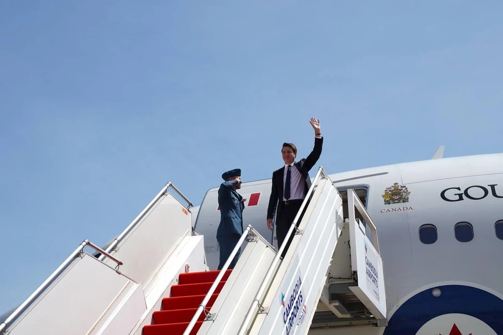 Thủ tướng Canada - ông Justin Trudeau đáp xuống sân bay quốc tế Phnom Penh trưa 12-11 để tham dự Hội nghị cấp cao ASEAN và các Hội nghị cấp cao liên quan do Campuchia đăng cai tổ chức. Ảnh: KHMERTIMES