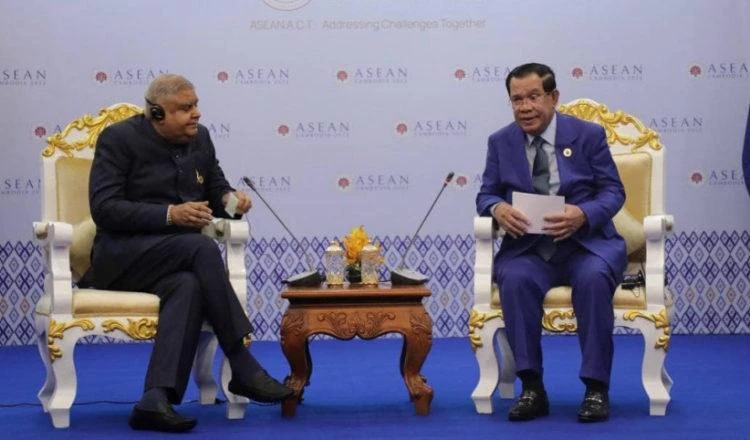 Phó Tổng thống Ấn Độ Jagdeep Dhankar (trái) và Thủ tướng Campuchia Hun Sen tại Hội nghị Cấp cao ASEAN-Ấn Độ ở thủ đô Phnom Penh (Campuchia) ngày 12-11. Ảnh: KHMERTIMES