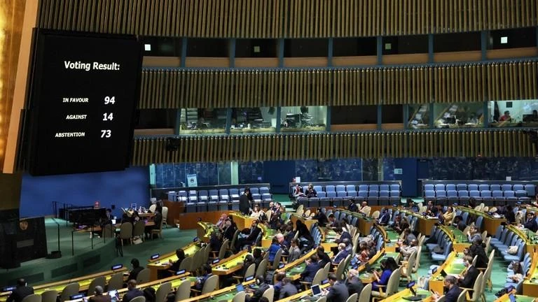 Các thành viên của Đại hội đồng Liên Hợp Quốc bỏ phiếu về dự thảo nghị quyết trong phiên họp đặc biệt tại Trụ sở LHQ ở thành phố New York (Mỹ) ngày 14-11. Ảnh: AFP