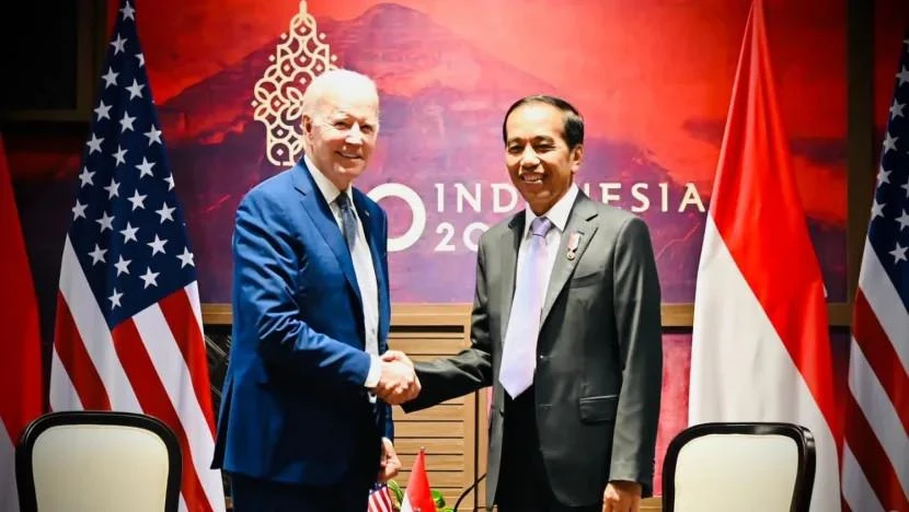 Tổng thống Mỹ Joe Biden (trái) và Tổng thống Indonesia Joko Widodo gặp tại đảo Bali (Indonesia) ngày 14-11 trước thềm Hội nghị thượng đỉnh G20. Ảnh: CHANNEL NEWSASIA