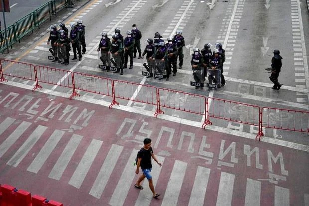 Ngày 16-11, cảnh sát ở khu vực Asoke, thủ đô Bangkok lập hàng rào an ninh trước thềm Hội nghị cấp cao APEC. Ảnh: BENAR NEWS