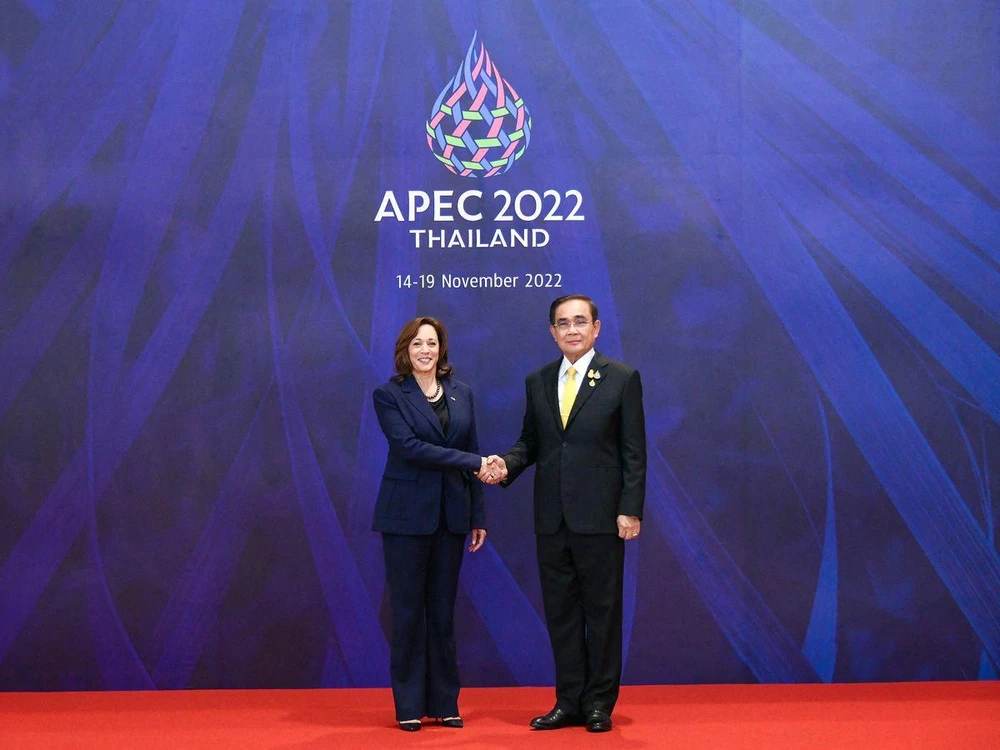 Thủ tướng Thái Lan Prayuth Chan-ocha (phải) và Phó Tổng thống Mỹ Kamala Harris tại Hội nghị cấp cao APEC 2022 ở thủ đô Bangkok (Thái Lan) ngày 18-11. Ảnh: REUTERS