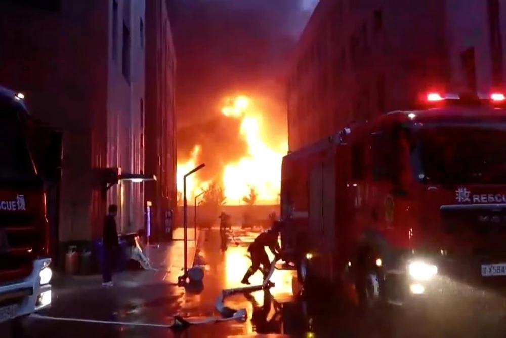 Hiện trường vụ hỏa hoạn tại ở thành phố An Dương, tỉnh Hà Nam, miền trung Trung Quốc ngày 21-11. Ảnh: SOUTH CHINA MORNING POST