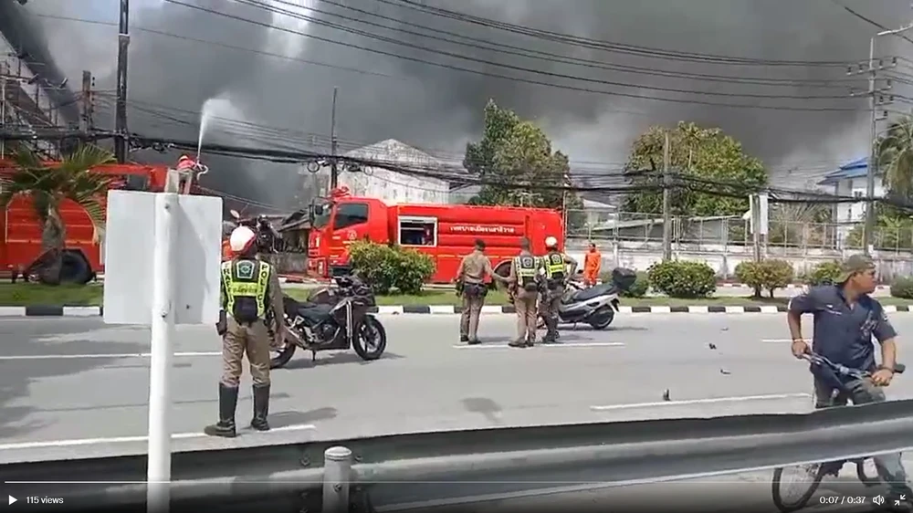 Hiện trường vụ một quả bom phát nổ tại khu nhà cảnh sát ở tỉnh Narathiwat (Thái Lan) ngày 22-11. Ảnh: TWITTER
