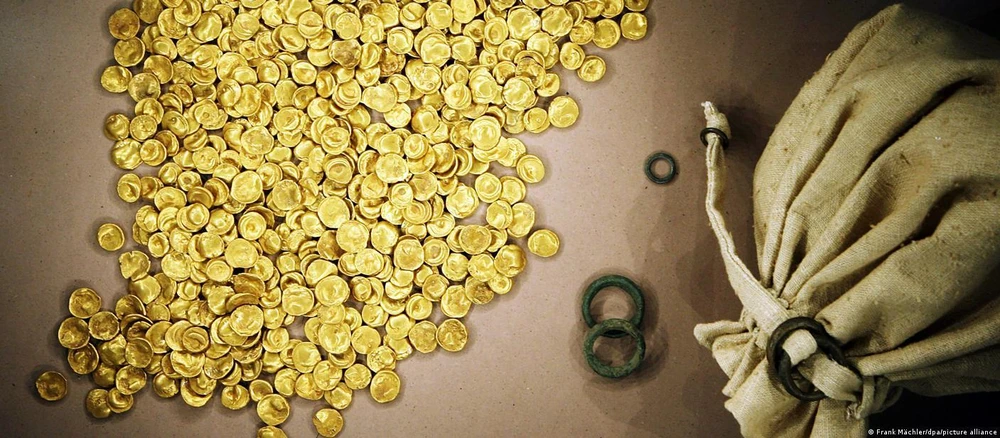 Bộ sưu tập tiền xu vàng Celtic bị trộm ước tính trị giá nhiều triệu euro. Ảnh: DPA Bộ sưu tập tiền xu vàng Celtic bị trộm ước tính trị giá nhiều triệu euro. Ảnh: DPA