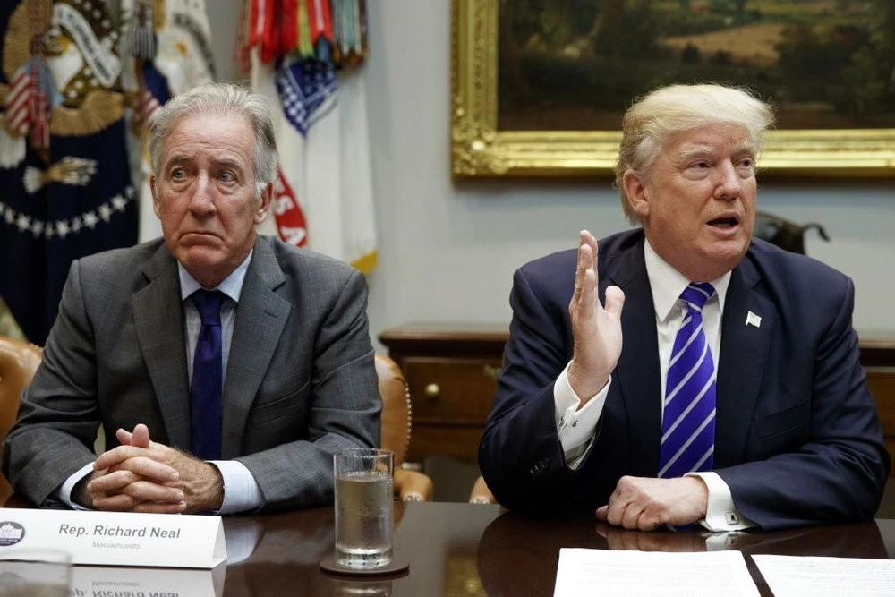 Chủ tịch Ủy ban Tài chính và Thuế vụ Hạ viện Richard Neal lắng nghe ông Donald Trump phát biểu trong cuộc họp với các thành viên của ủy ban vào tháng 9-2017. Ảnh: AP.