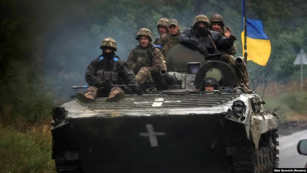 Binh sĩ Ukraine vận hành xe chiến đấu bộ binh BMP-1. Ảnh: REUTERS.