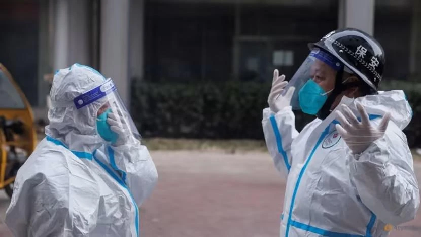 Nhân viên y tế chuẩn bị vào một tòa nhà chung cư ở Bắc Kinh vào ngày 2-12. Ảnh: REUTERS