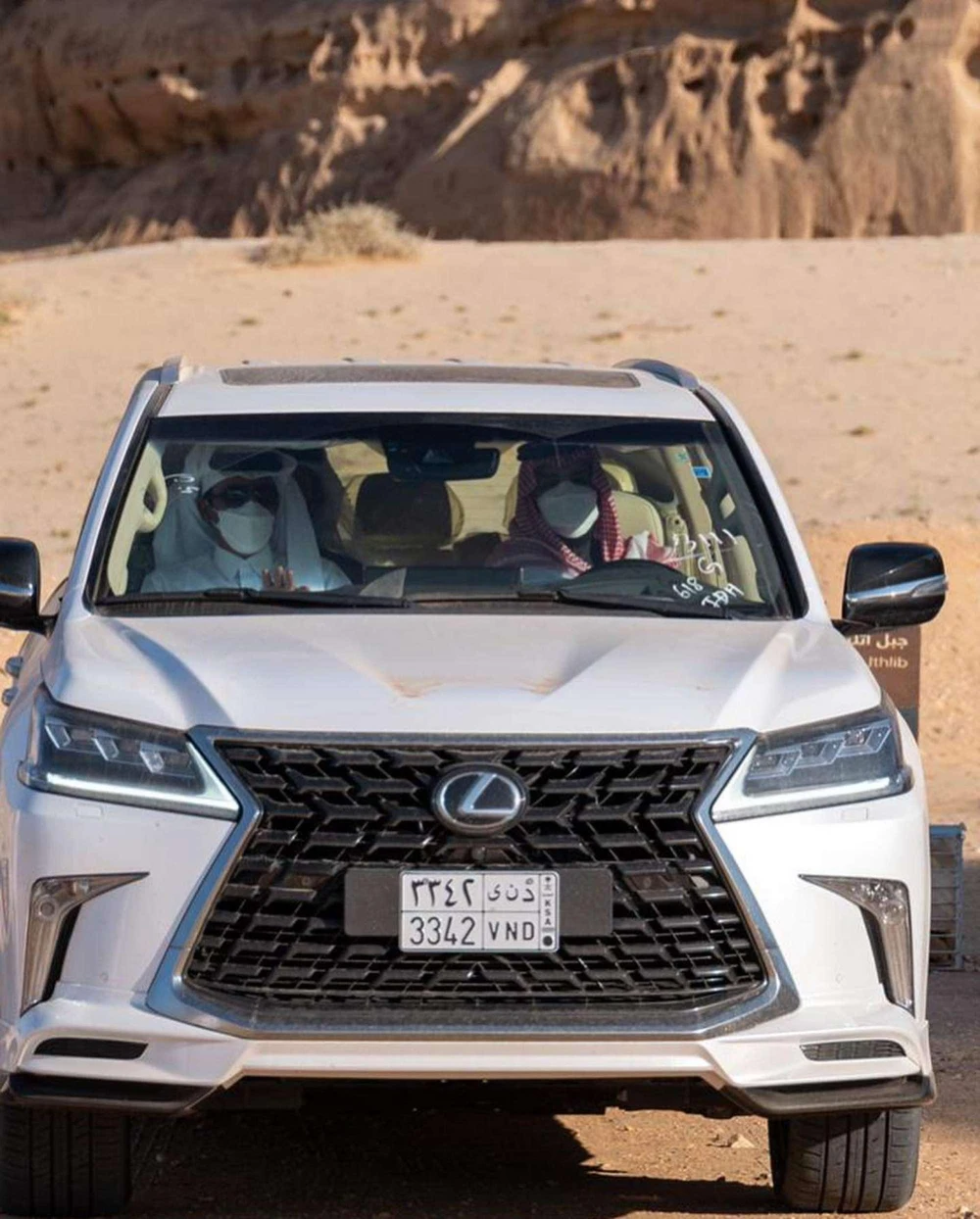 Tiểu vương Qatar Sheikh Tamim bin Hamad al-Thani trên chiếc Toyota Land Cruiser. Ảnh: SHEIKH TAMIM BIN HAMAD AL THANI NEWS