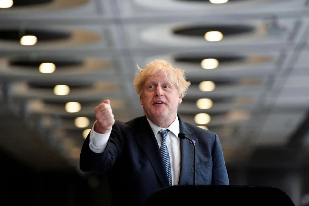 Ông Boris Johnson phát biểu tại Ga Paddington ở thủ đô London (Anh) ngày 17-5. Ảnh: REUTERS