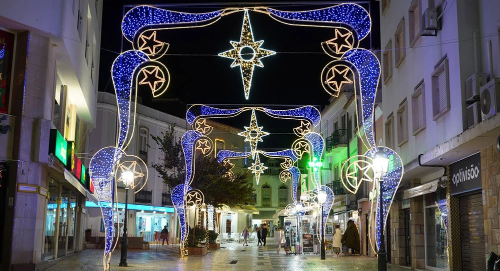 Giáng sinh 2022 tại một khu phố ở Bồ Đào Nha. Ảnh: POLITICO