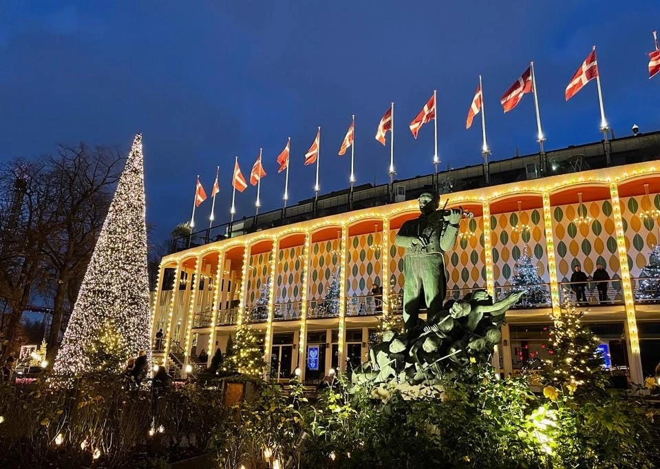 Công viên Tivoli Gardens ở thủ đô Copenhagen mùa Giáng sinh. Ảnh FORBES