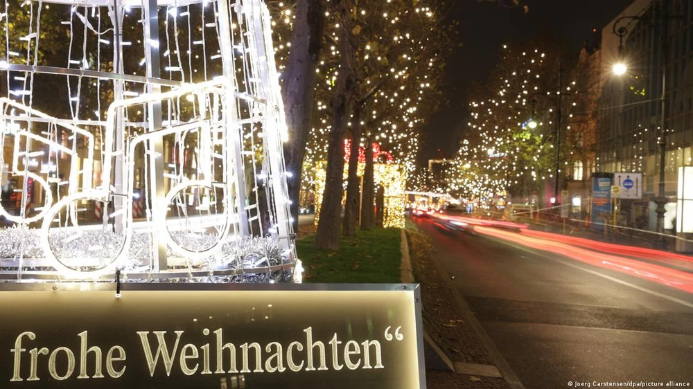 Chi phí bật toàn bộ đèn Giáng sinh dọc khu Kurfürstendamm ở thủ đô Berlin do tư nhân đóng góp. Ảnh: DEUTSCHE WELLE