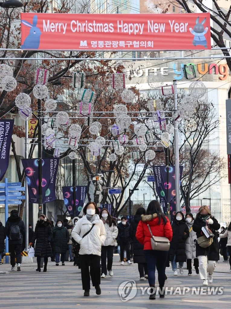 Không khí Noel trên Phố Myeongdong ở thủ đô Seoul (Hàn Quốc) vào ngày 23-12. Ảnh: YONHAP