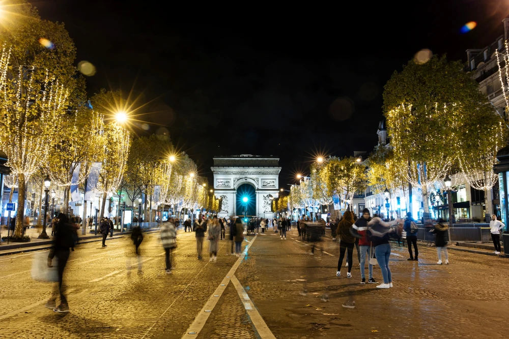 Người Pháp tập trung tại Đại lộ Champs-Elysees để tham gia lễ hội ánh sáng Giáng sinh 2022. Ảnh: AP