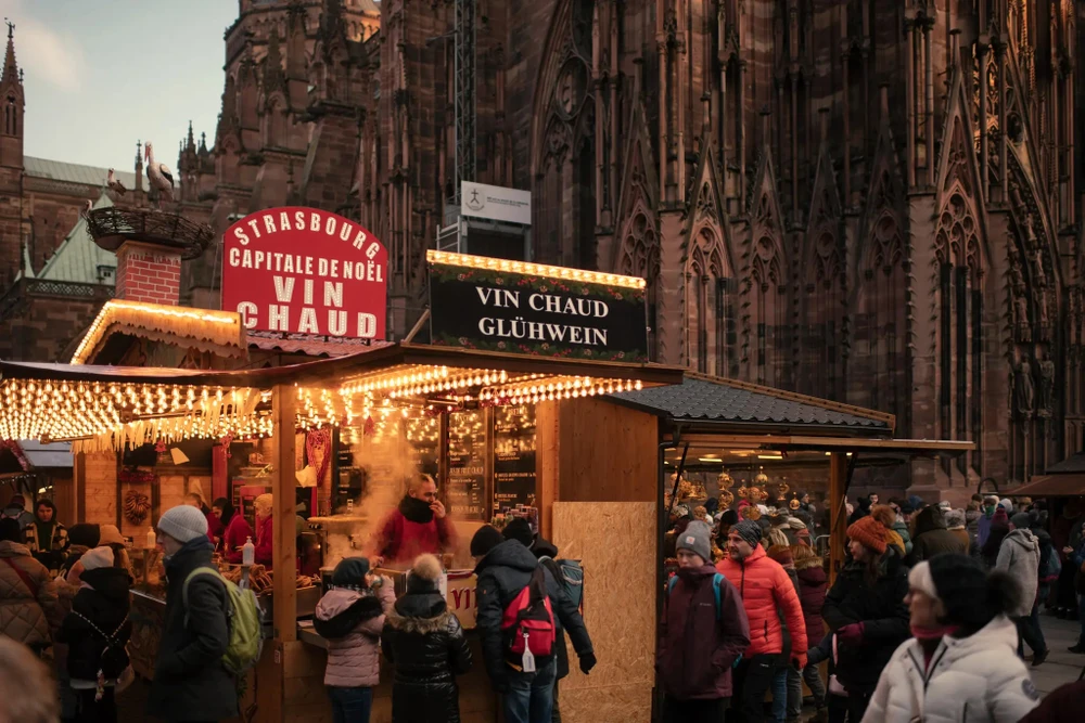 Chợ Giáng sinh gần Nhà thờ Đức bà Strasbourg, vùng Grand Est, đông bắc nước Pháp. Ảnh: THE NEW YORK TIMES