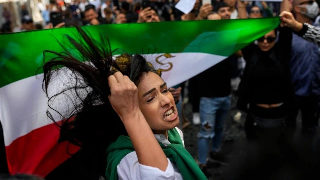 Một người phụ nữ hô khẩu hiệu trong cuộc biểu tình phản đối cảnh sát đạo đức Iran trước cái chết của cô Mahsa Amini, bên ngoài tổng lãnh sự quán Iran ở Istanbul, Thổ Nhĩ Kỳ. Ảnh: AP