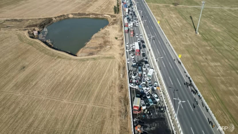 Các phương tiện xếp hàng dài trên cầu. Ảnh: AFP