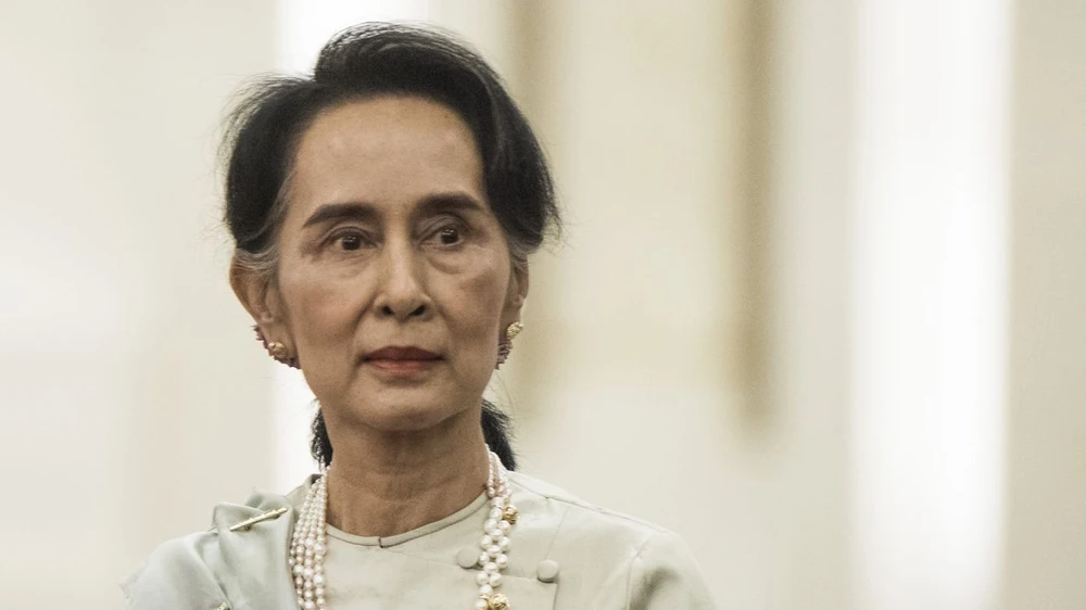 Bà Aung San Suu Kyi tại Đại lễ đường Nhân dân ở thủ đô Bắc Kinh (Trung Quốc) vào ngày 18-8-2016. Ảnh: AFP Bà Aung San Suu Kyi tại Đại lễ đường Nhân dân ở thủ đô Bắc Kinh (Trung Quốc) vào ngày 18-8-2016. Ảnh: AFP