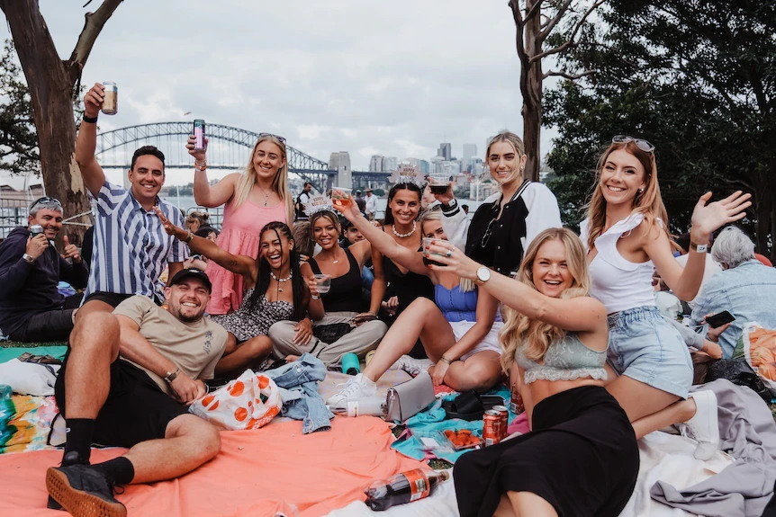 Người dân Úc đổ về Cầu Cảng Sydney từ sáng sớm để chờ xem pháo hoa. Ảnh: ABC NEWS