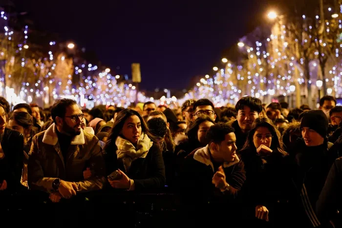 Mọi người tụ tập trên đại lộ Champs-Élysées gần Khải Hoàn Môn ở thủ đô Paris (Pháp). Ảnh: REUTERS