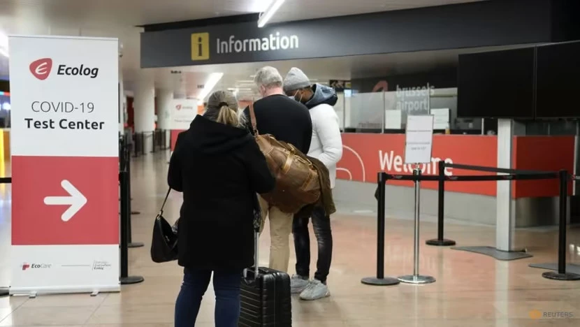 Hành khách xếp hàng chờ xét nghiệm COVID-19 tại Sân bay Brussels (B), ngày 2-1-2021. Ảnh: REUTERS