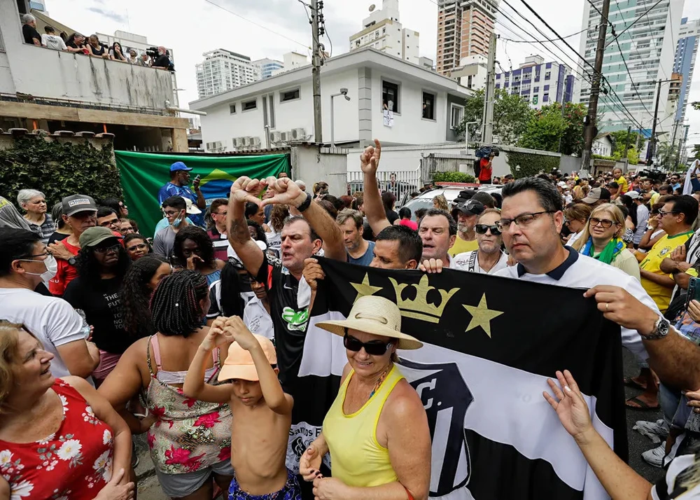 Người dân tập trung trước nhà của mẹ huyền thoại bóng đá Pelé. Ảnh: AP