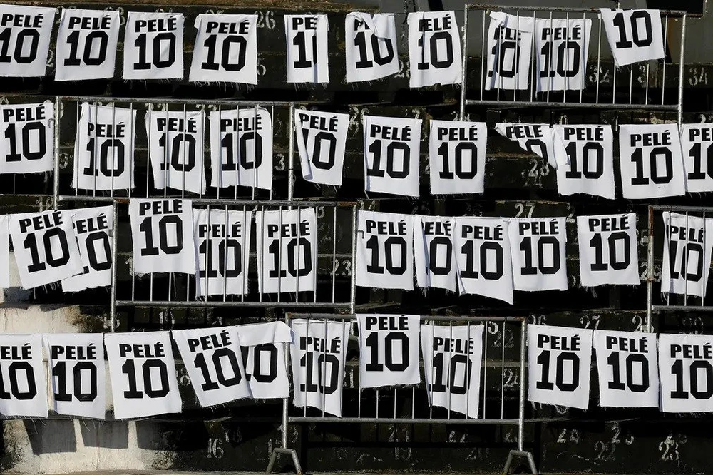 Hình ảnh áo đấu của "Vua bóng đá" Pelé xuất hiện khắp nơi trên đường phố Santos. Ảnh: GETTY IMAGES