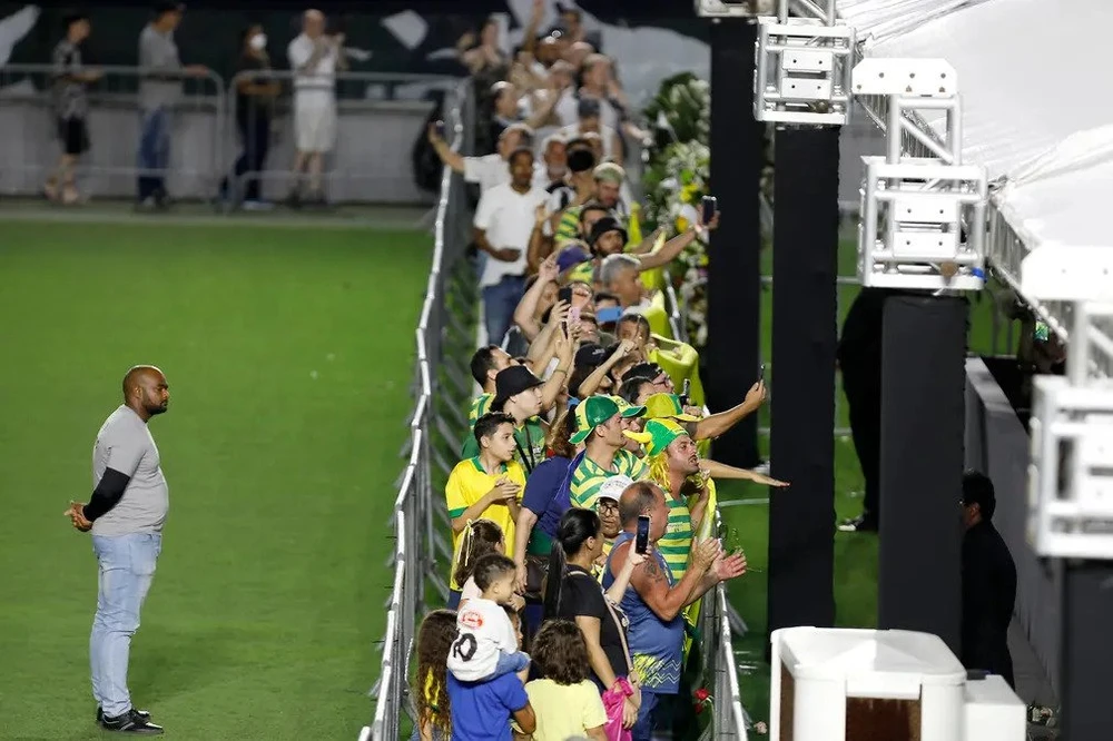 Người hâm mộ đến viếng "Vua bóng đá" Pelé. Ảnh: GETTY IMAGES