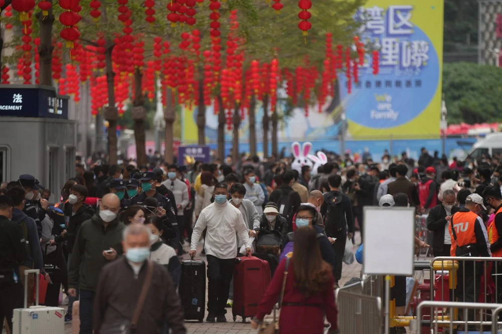 Du khách tại Thâm Quyến. Ảnh: SOUTH CHINA MORNING POST