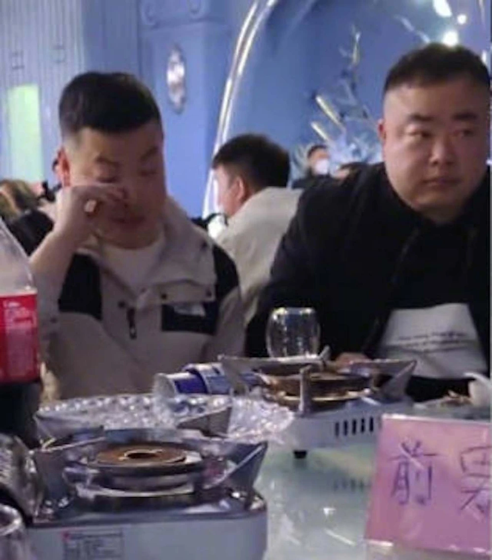 Bàn tiệc của người yêu cũ diễn ra yên bình những cũng khá ngượng ngùng. Ảnh: SOUTH CHINA MORNING POST