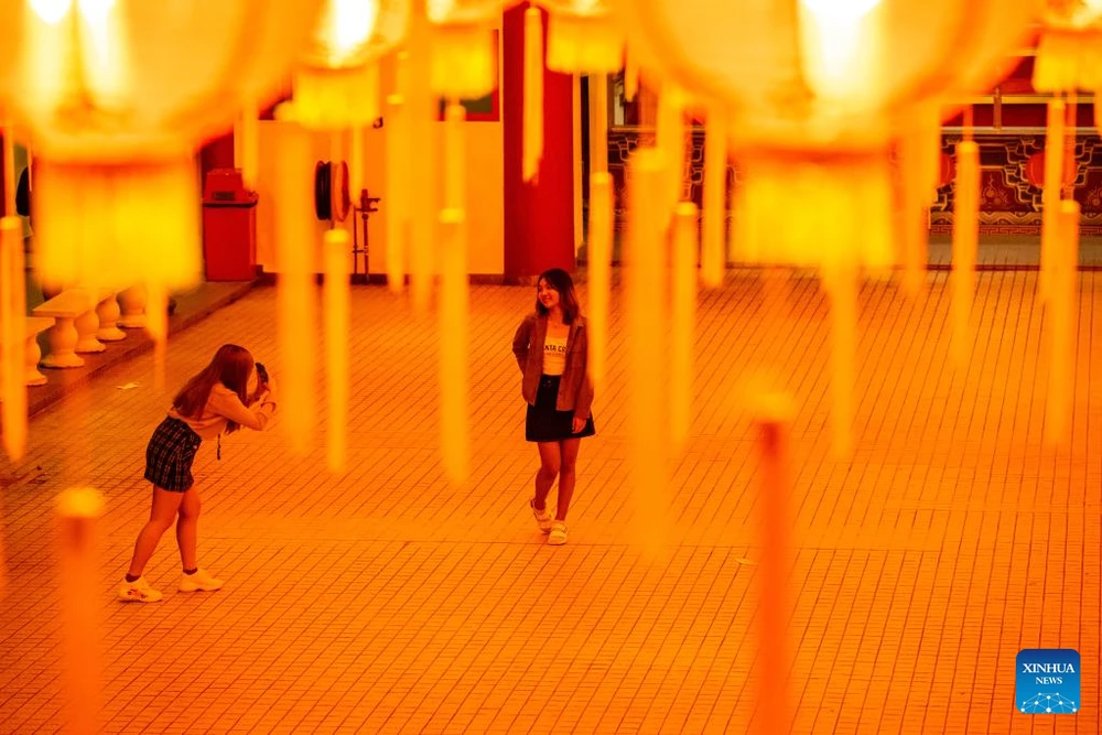 Du khách chụp ảnh tại chùa Thiên Hậu ở Kuala Lumpur, Malaysia. Ảnh: TÂN HOA XÃ